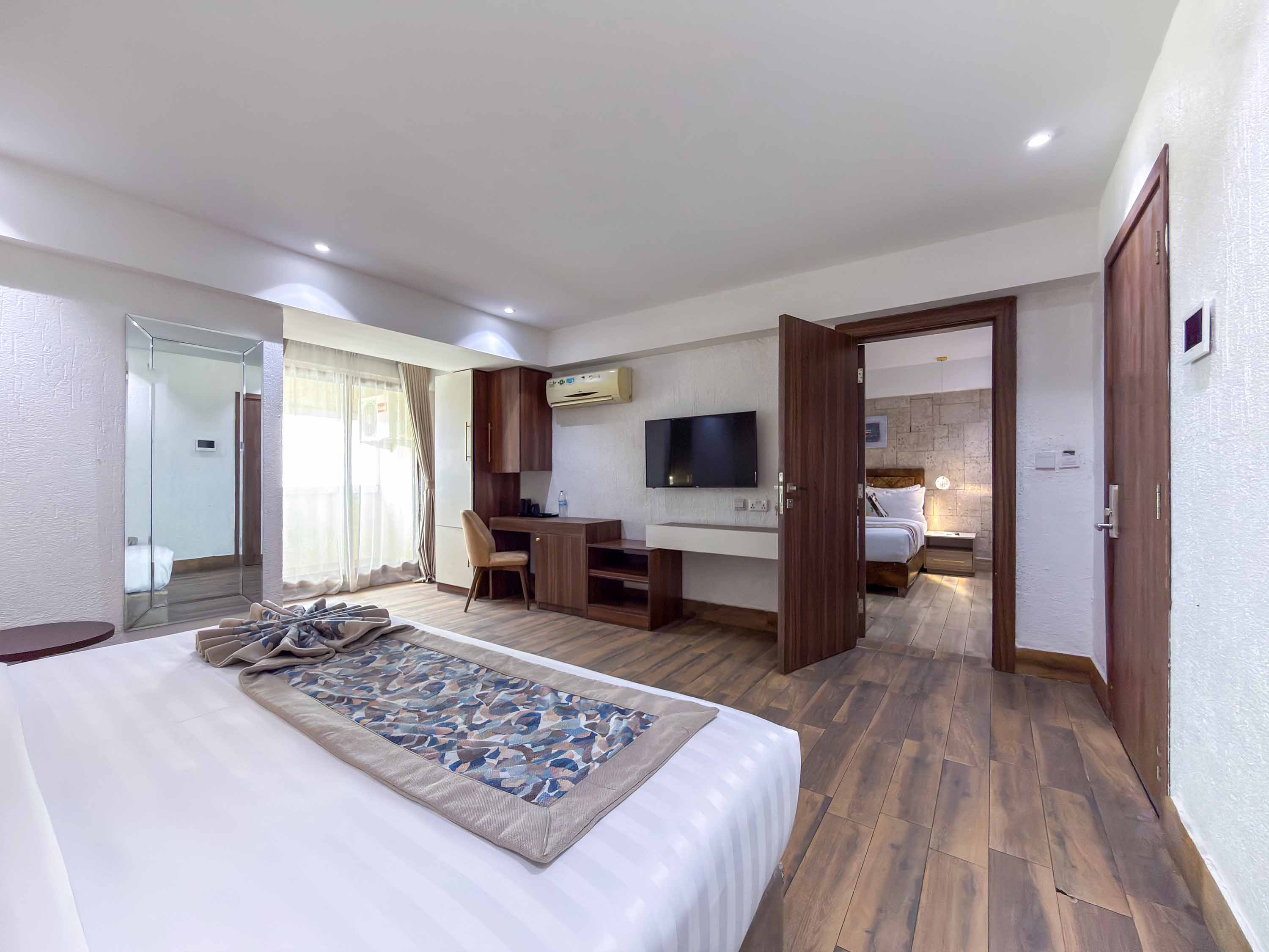 ADJOINING ROOM image